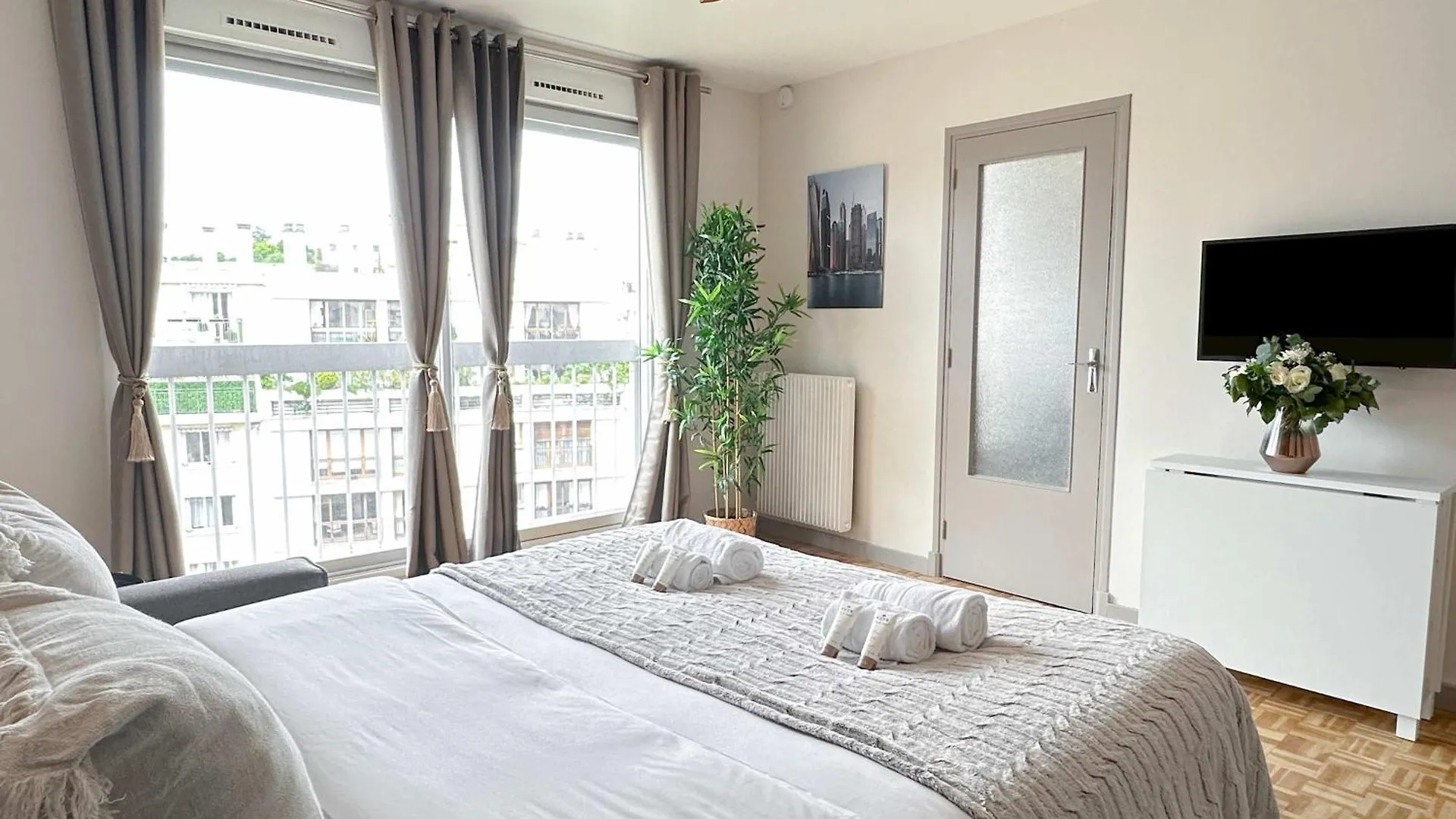 Brand-New Studio With Eiffel Tower View Paris France