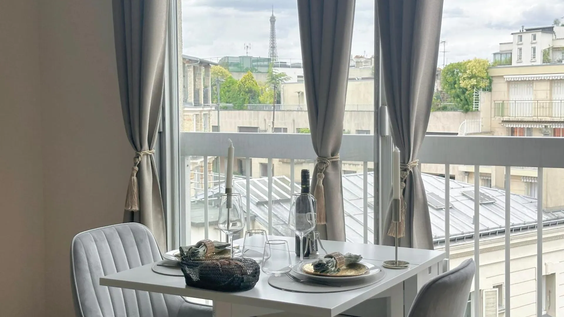 Brand-New Studio With Eiffel Tower View Paris Apartment